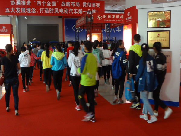 县实验小学部分小学生来欧博ABG科技展厅开展科普日活动